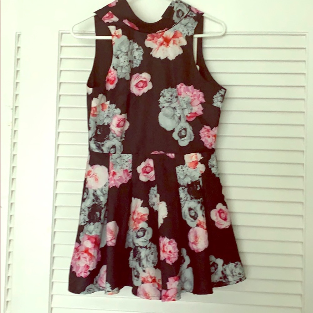 NWT- Floral sleeveless backless romper -L’Atiste